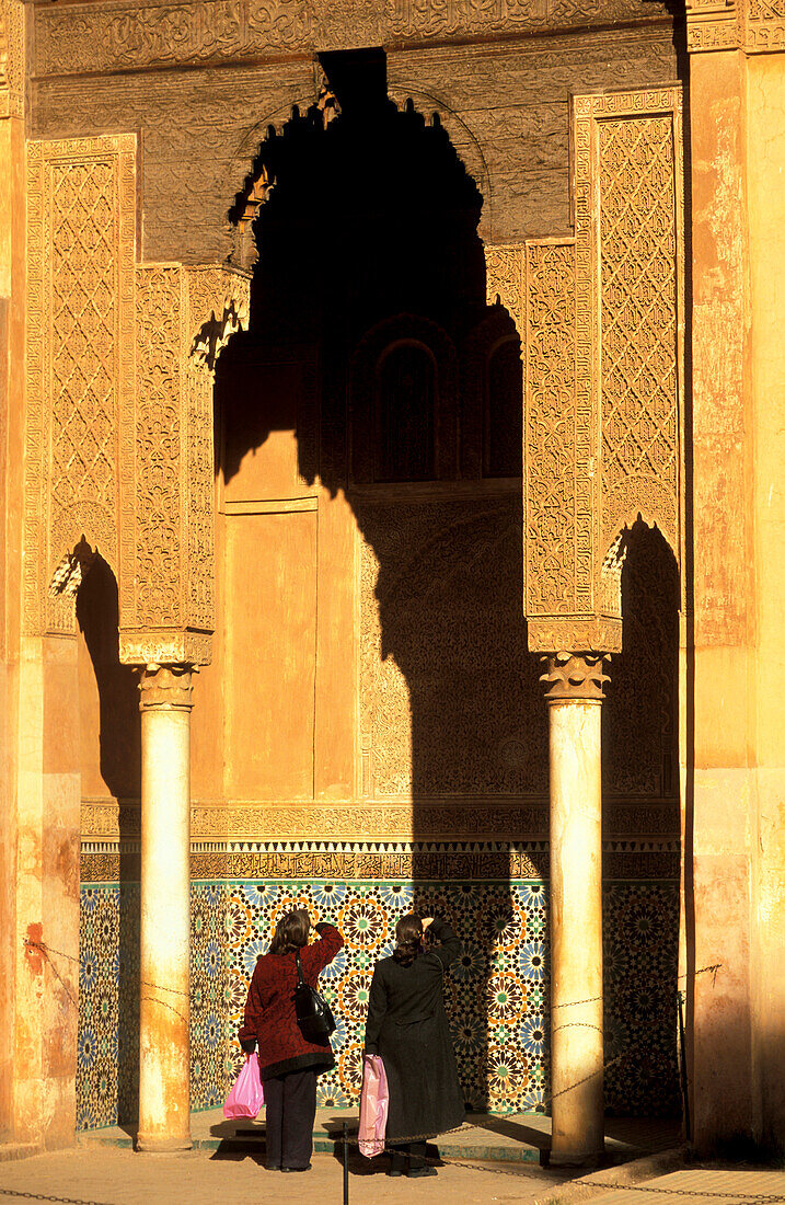 Menschen am Saadien Grab im Sonnenlicht, Marrakesch, Marokko, Afrika