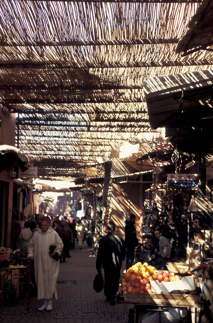 Menschen im Souk Bab Doukkala, Marrakesch, Marokko, Afrika