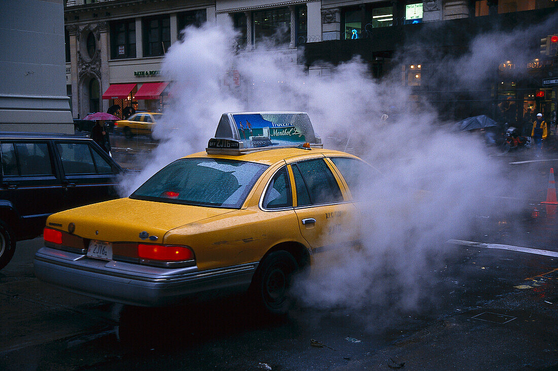 Taxi im Rauch, Manhattan New York, USA