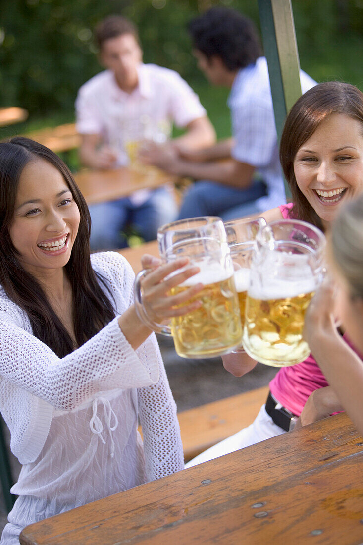 Drei junge Frauen, Freunde, amüsieren sich in Biergarten, Starnberger See, Bayern, Deutschland