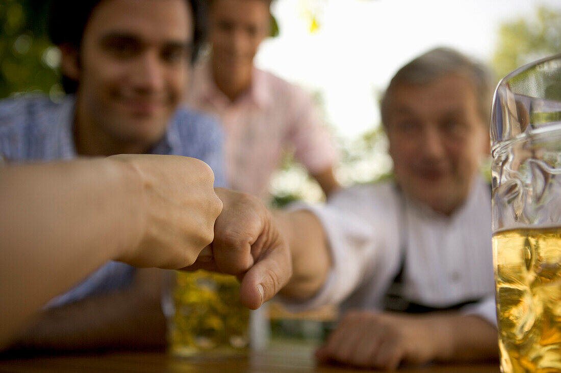 Freunde im Biergarten, Fingerhakeln, Starnberger See, Bayern, Deutschland