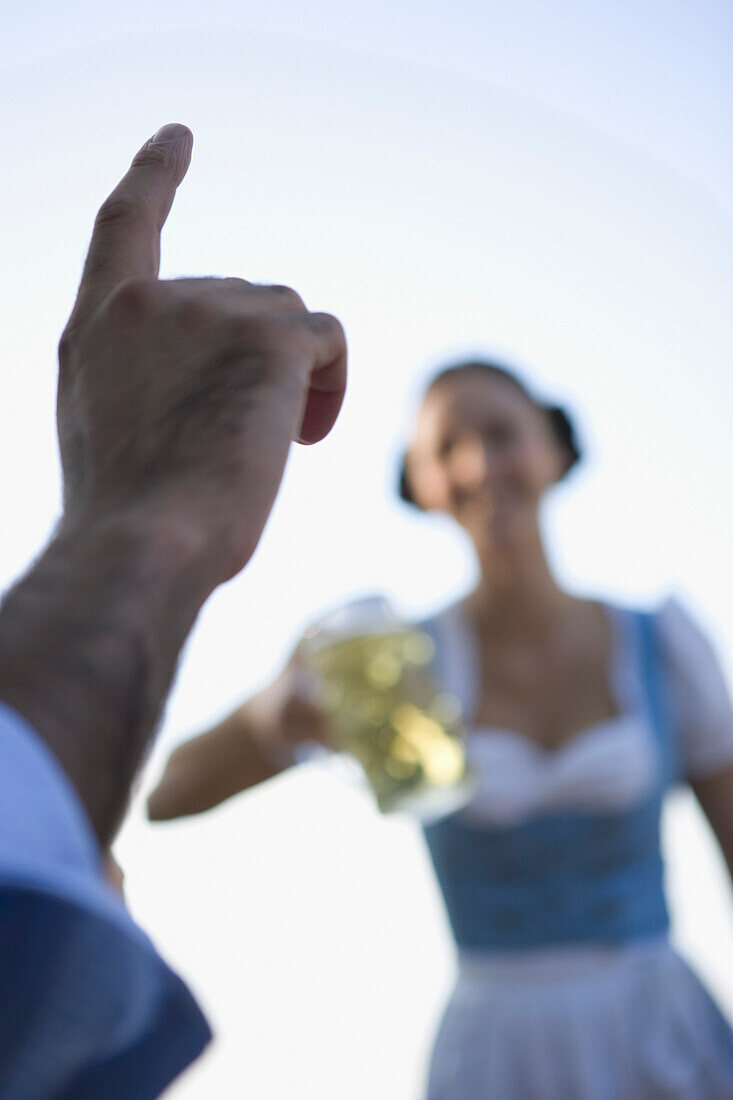 Mann bestellt ein Bier im Biergarten, Starnberger See, Bayern, Deutschland