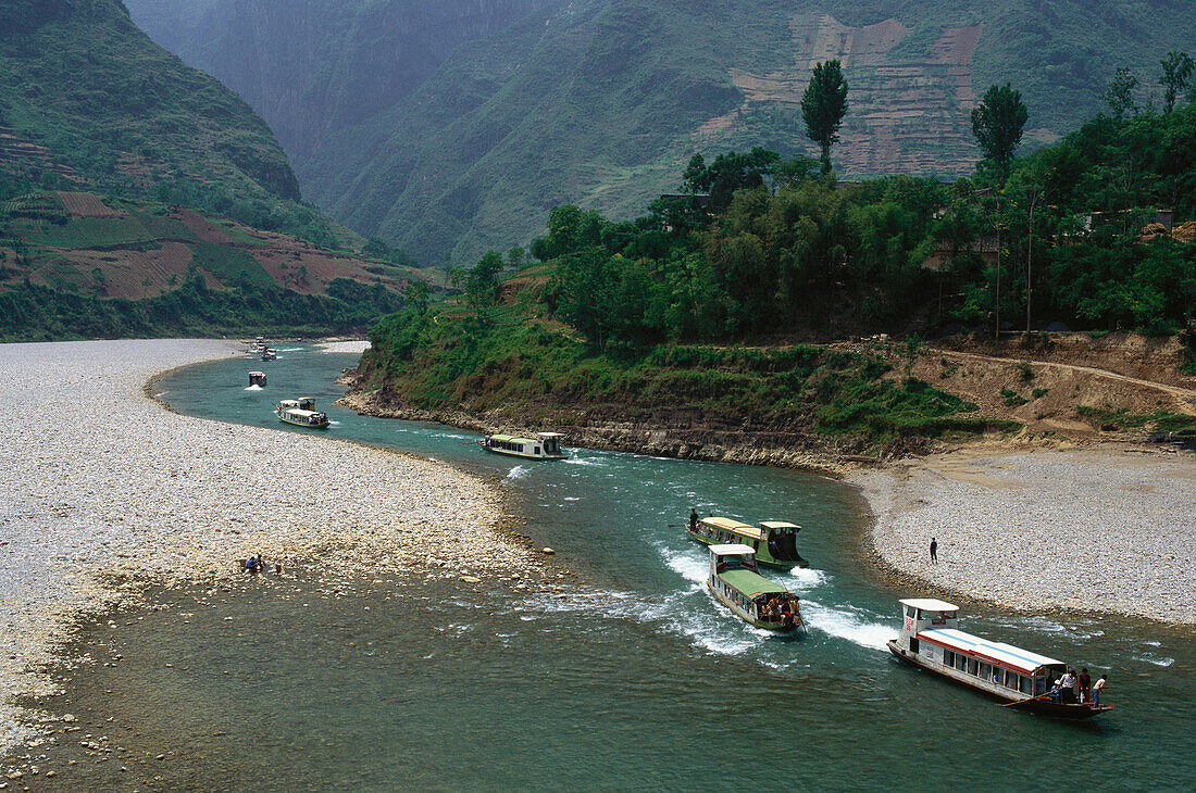 Boote auf dem Fluss Daning, China, Asien