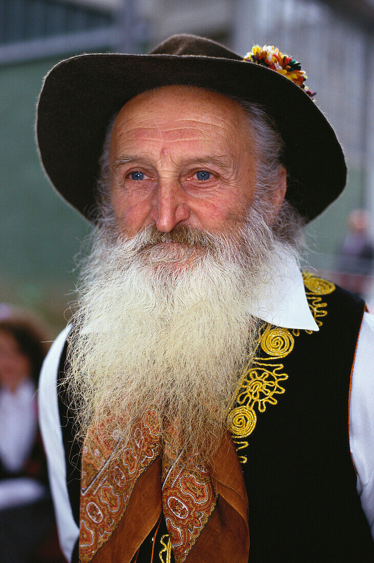 Mann in Tracht mit Bart, Weinfest, Lugano, Tessin, Schweiz, Europa
