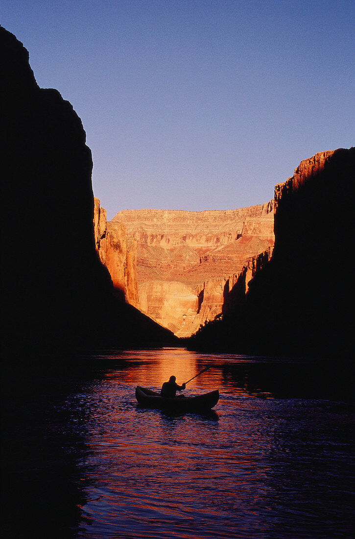 Rafting, Boot auf dem Colorado River am Abend, Grand Canyon, Arizona, USA, Amerika