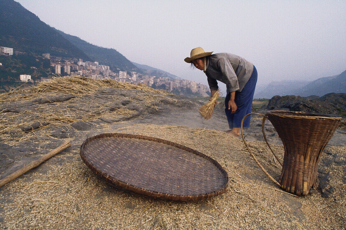 Farmer at the river, Yangstekiang, China, Asia