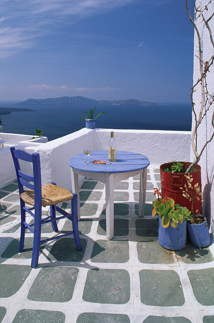 Terrasse des Hotels Fira im Sonnenlicht, Santorin, Griechenland, Europa