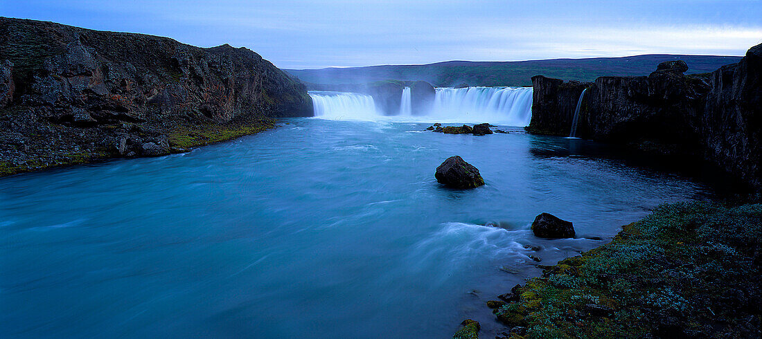 Wasserfall unter Wolkendecke, Godafoss, Island