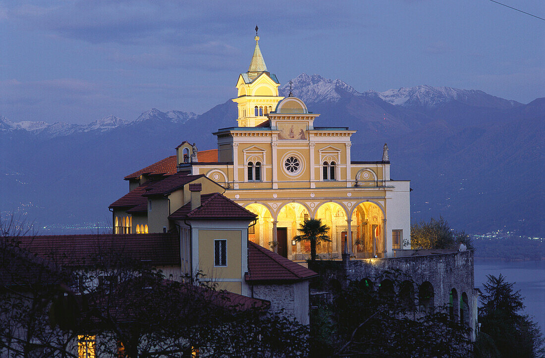 Kirche Madonna del Sasso bei Nacht, Locarno, Tessin, Schweiz