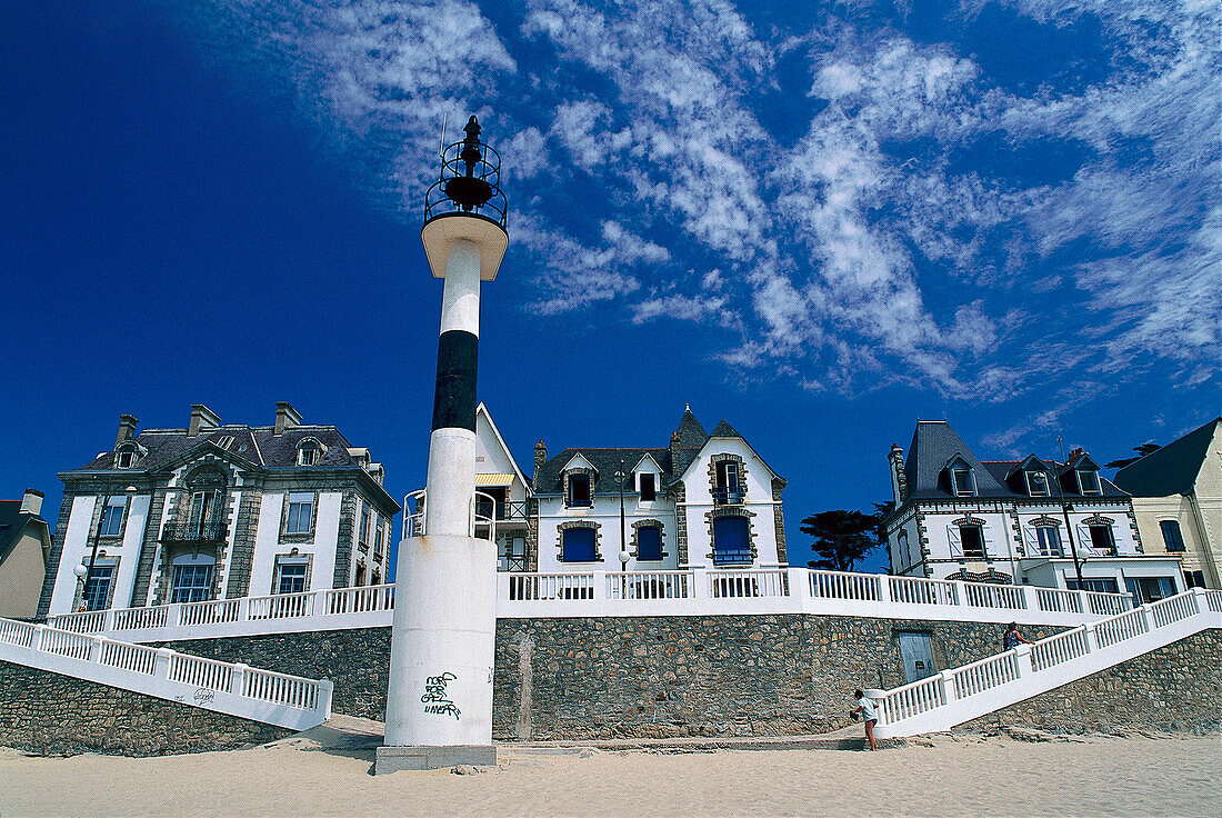 Blick auf Häuser am Strand unter Wolkenhimmel, Quiberon, Bretagne, Frankreich, Europa