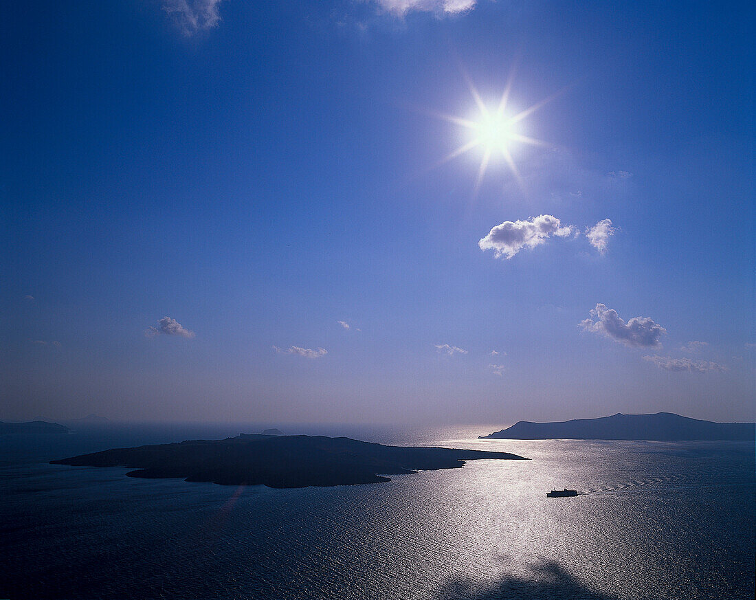 Blick auf die Insel Nea Kameni bei Sonnenuntergang, Santorin, Kykladen, Griechenland, Europa