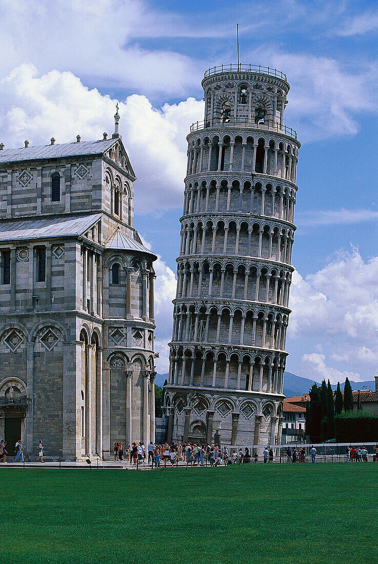 Leaning Tower of Pisa under clouded sky, Pisa, Tuscany, Italy, Europe