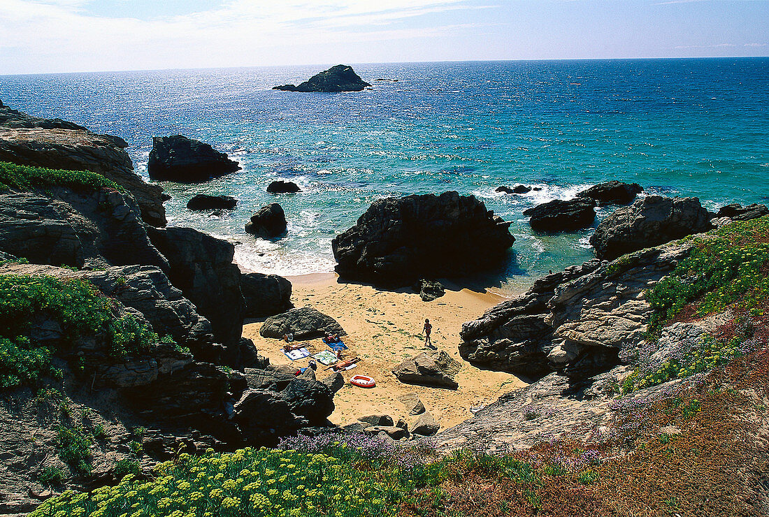Blick auf kleinen Strand mit Felsen, Quiberon, Bretagne, Frankreich, Europa