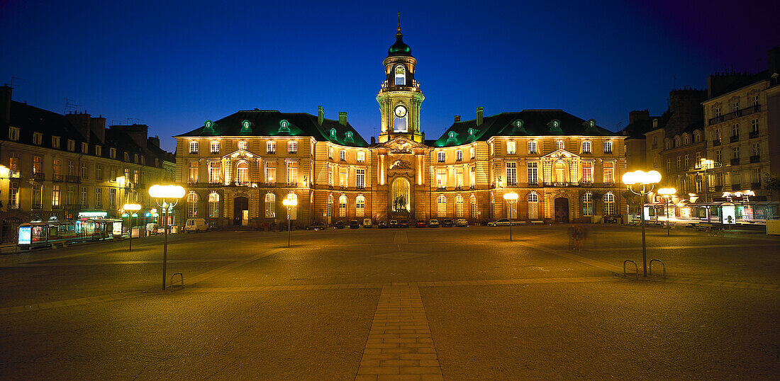 Das beleuchtete Rathaus bei Nacht, Rennes, Bretagne, Frankreich, Europa