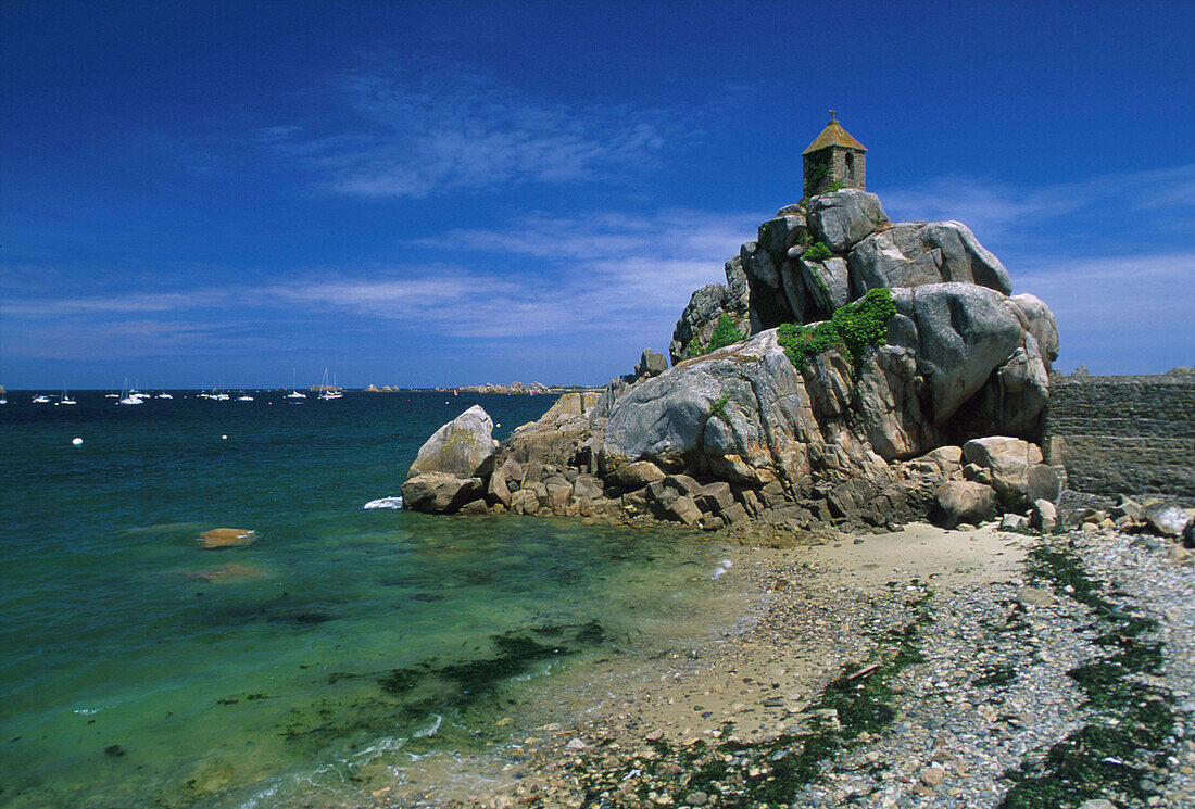 Kapelle auf einem  Felsen am Meer, Port Blanc, Bretagne, Frankreich, Europa