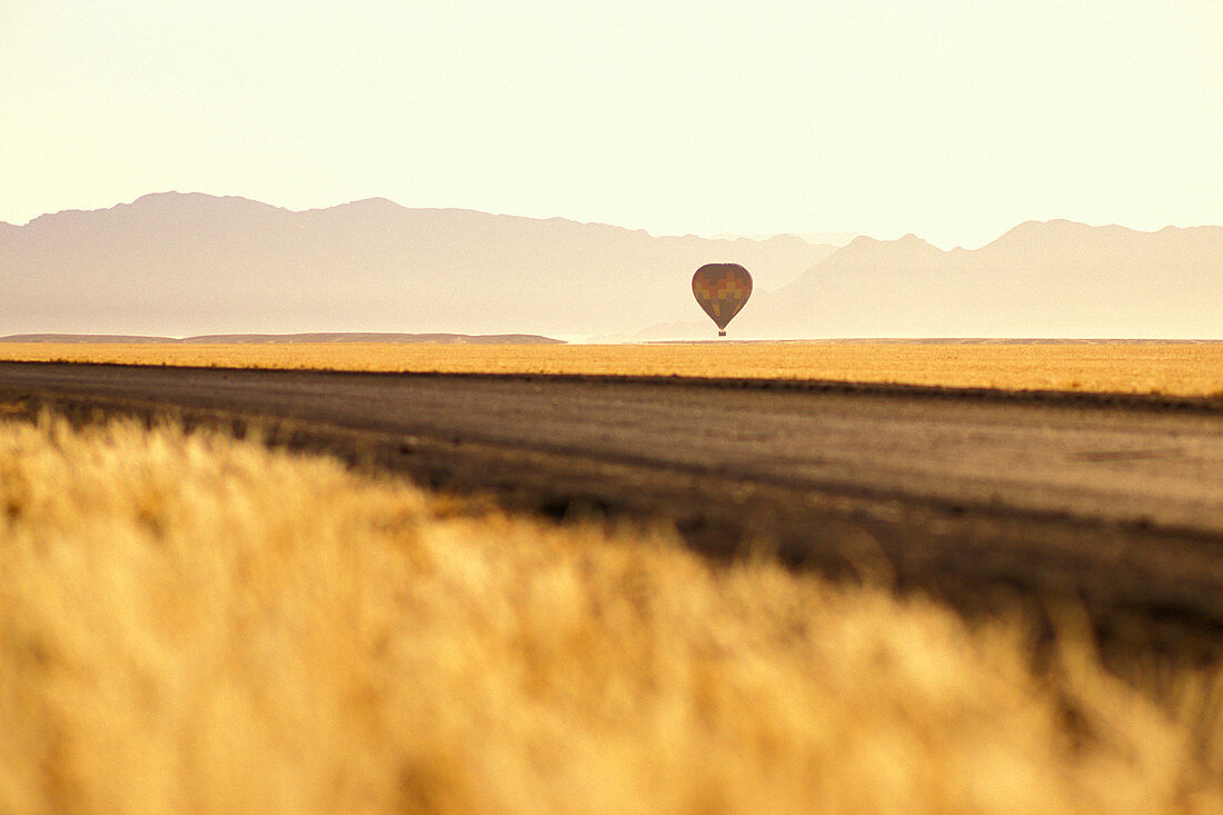 Wüstenlandschaft und Heissluftballon, Namib Wüste, Sossusvlei, Namibia, Afrika