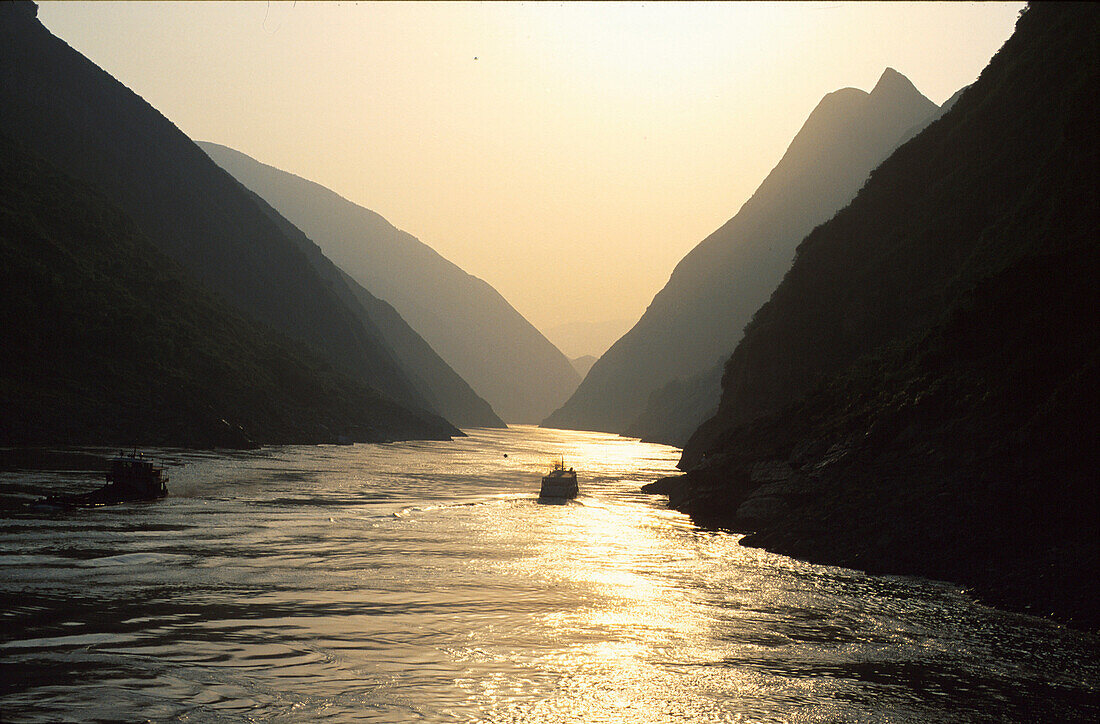 Fluss in der Wu Schlucht im Abendlicht, Yangtsekiang, China, Asien