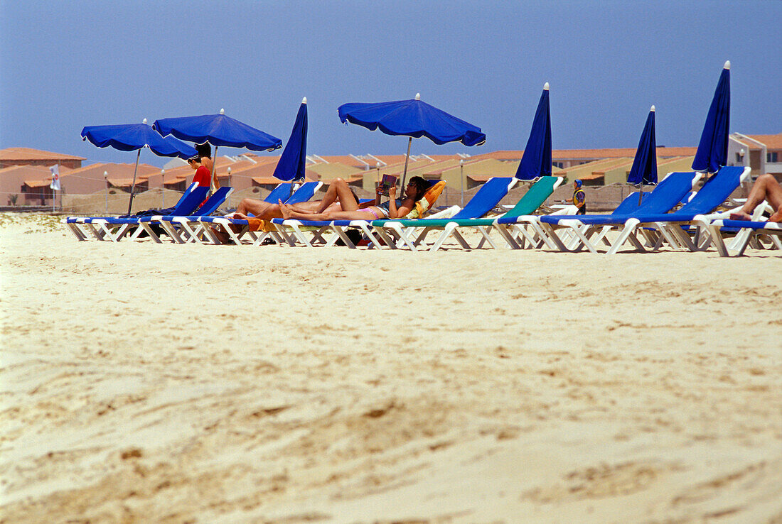 Menschen auf Sonnenliegen am Strand, Santa Maria, Sal,Kap Verde,  Afrika