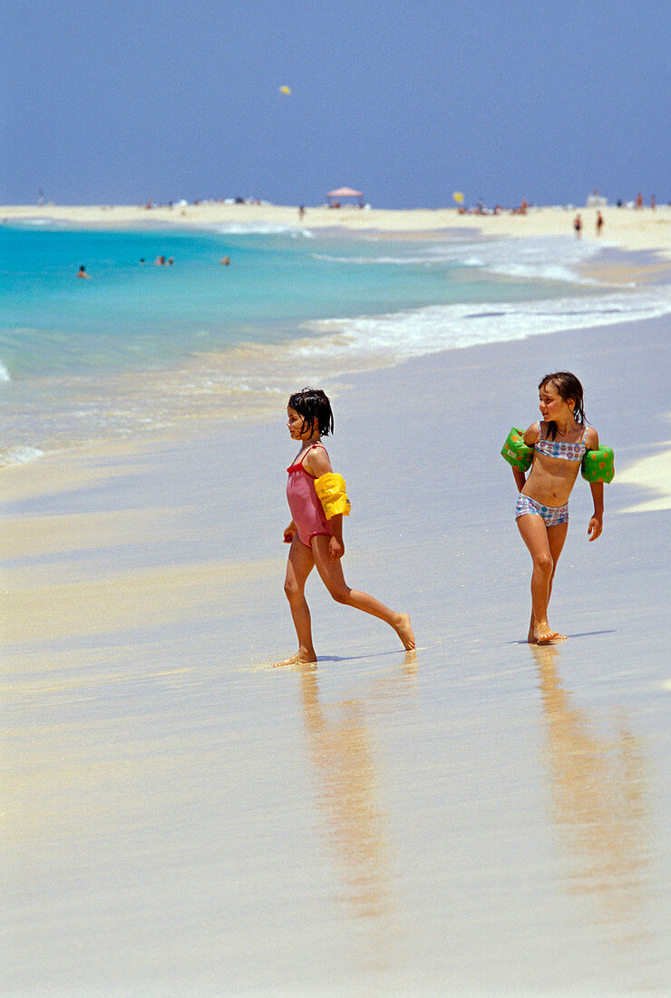 Zwei Mädchen spielen am Strand, Santa Maria, Sal, Kap Verde, Afrika
