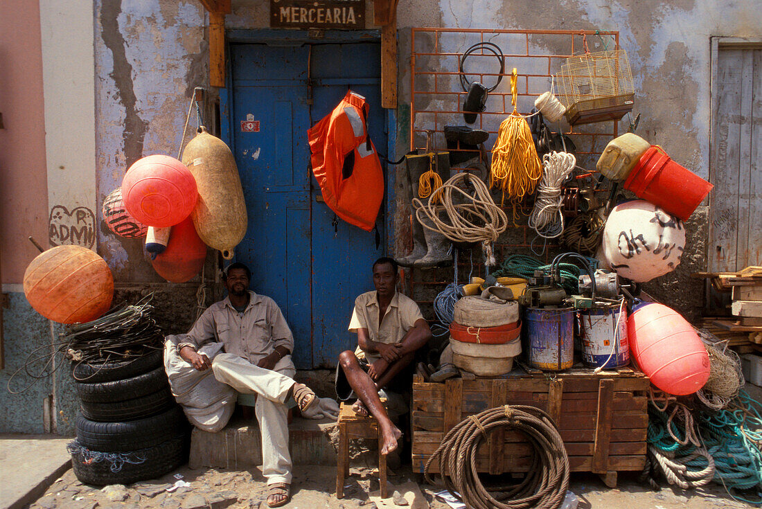 Zwei einheimische Männer im Schatten, Mindelo, Sao Vicente, Kapverden, Afrika