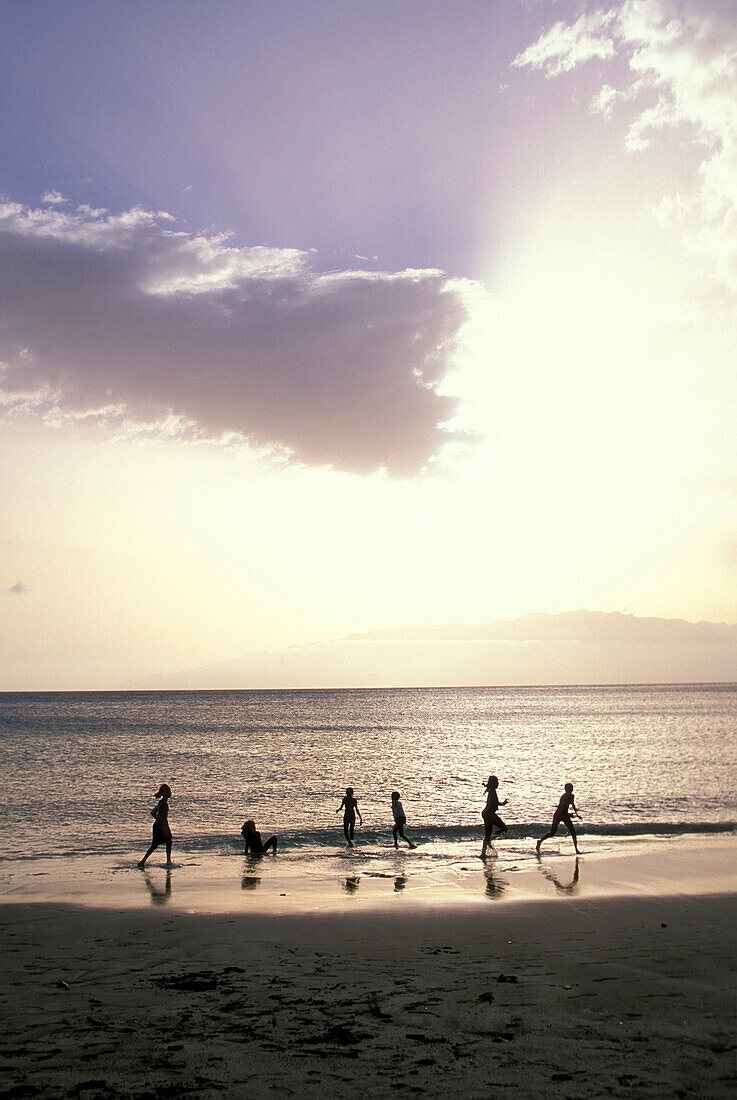 Kinder spielen am Strand bei Sonnenuntergang, Mindelo, Sao Vicente, Kapverden, Afrika