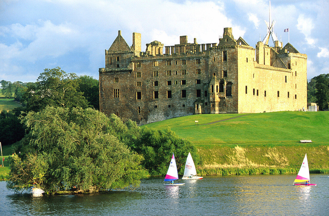 Sailing boats on a lake in front of Linlithgow Palace, West Lothian, Scotland, Great Britain, Europe