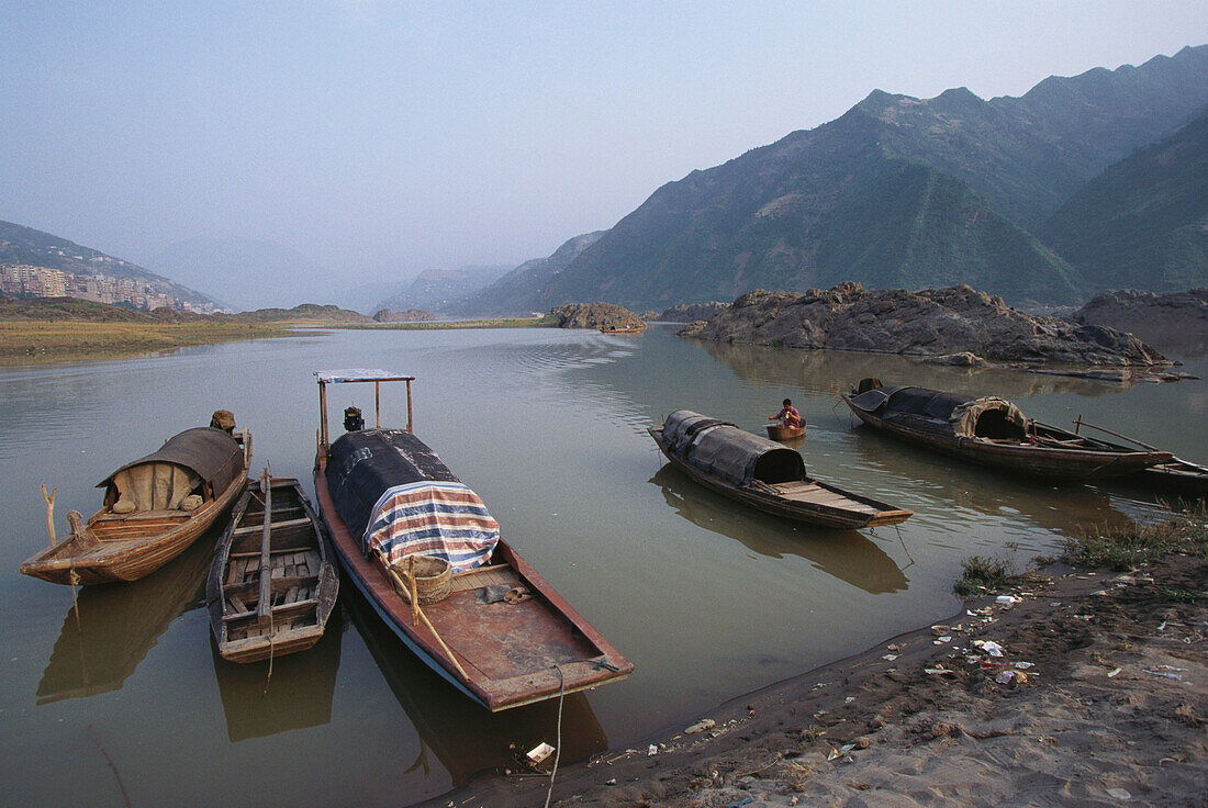 Fishing boats on the river Yangtze, Yangtsekiang, China