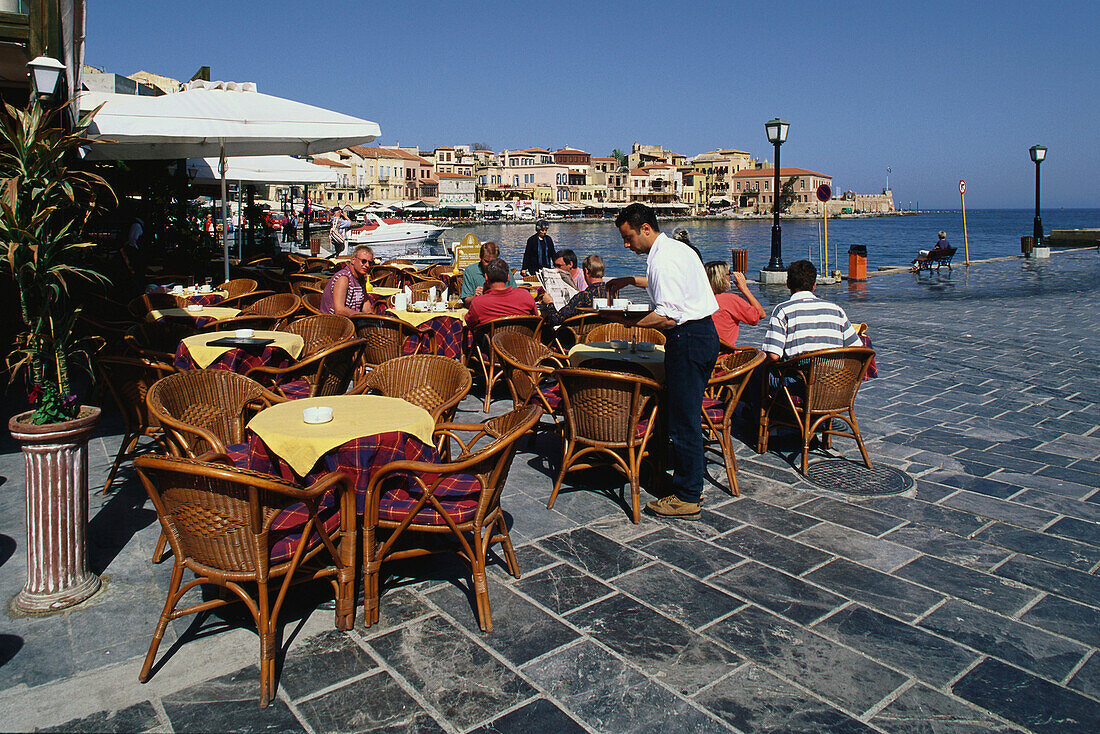 Menschen in einem Café am Hafen von Chania, Kreta, Griechenland, Europa
