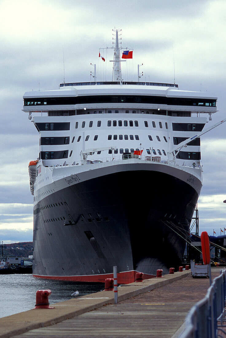 Harbour, Cruiseship Queen Mary 2, Quebec, Canada