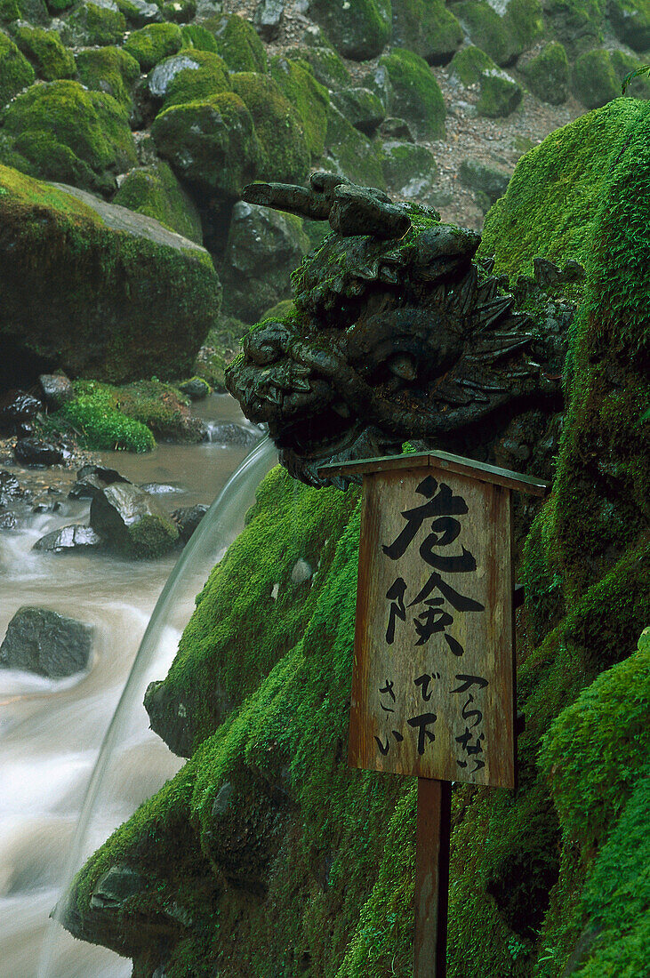 Fluss und Schild, Kloster Eiheiji, Fukui, Honshu, Japan
