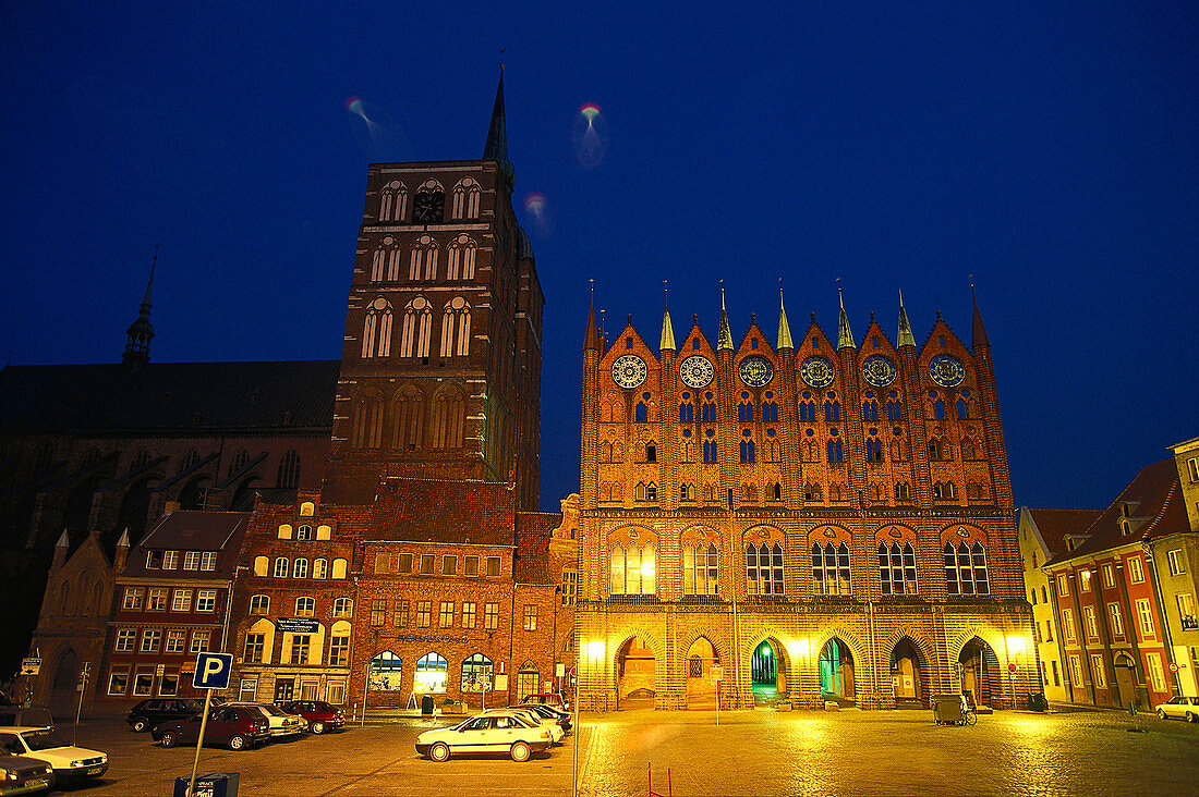 Nikolaikirche und Rathaus bei Nacht, Stralsund, Mecklenburg-Vorpommern, Deutschland
