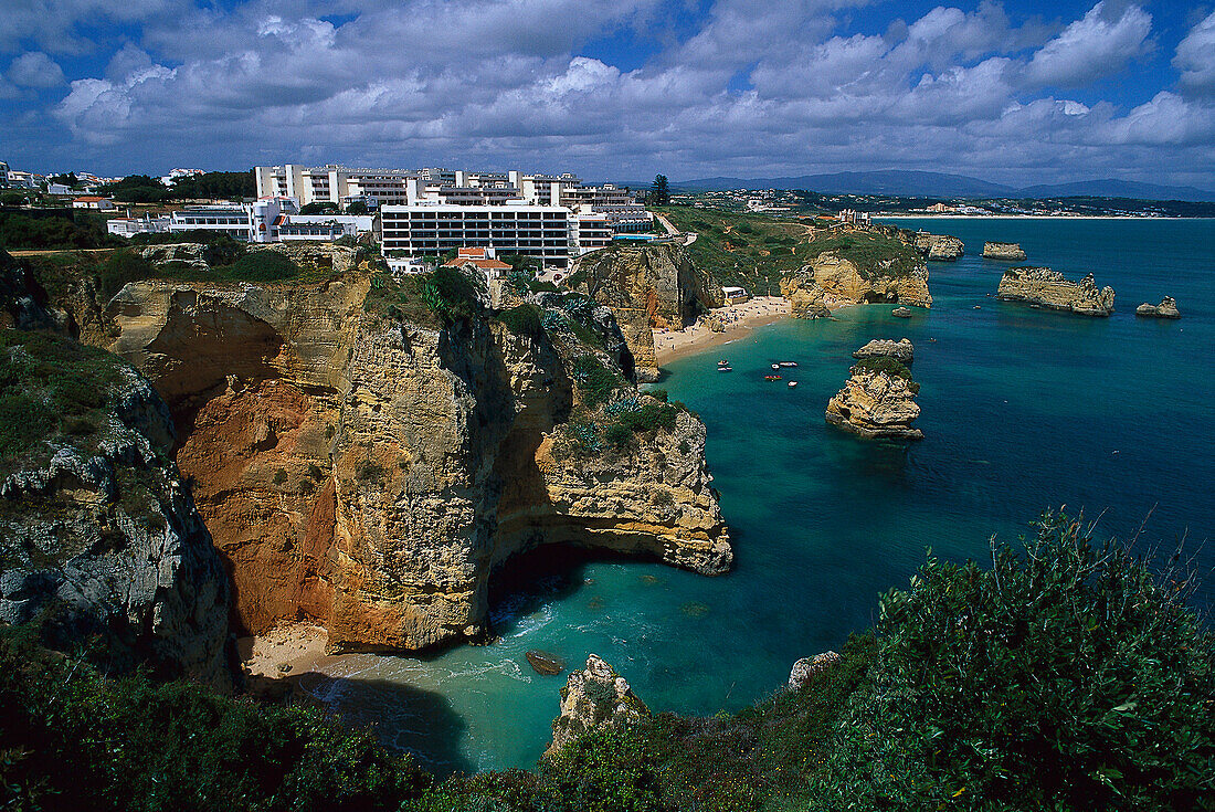 Steilküste an Praia da Dona Ana, Baia de Lagos, Algarve, Portugal