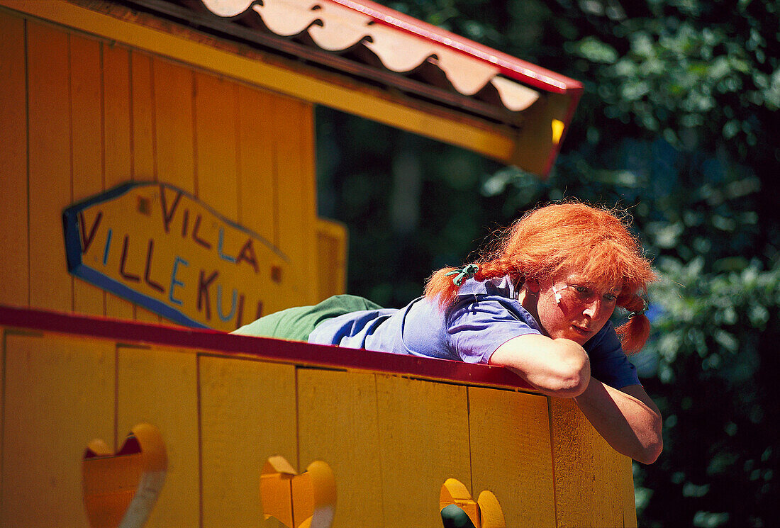 Junge Frau mit Perücke im Freizeitpark Astrid Lindgrens Värld, Vimmerby, Smaland, Schweden, Europa