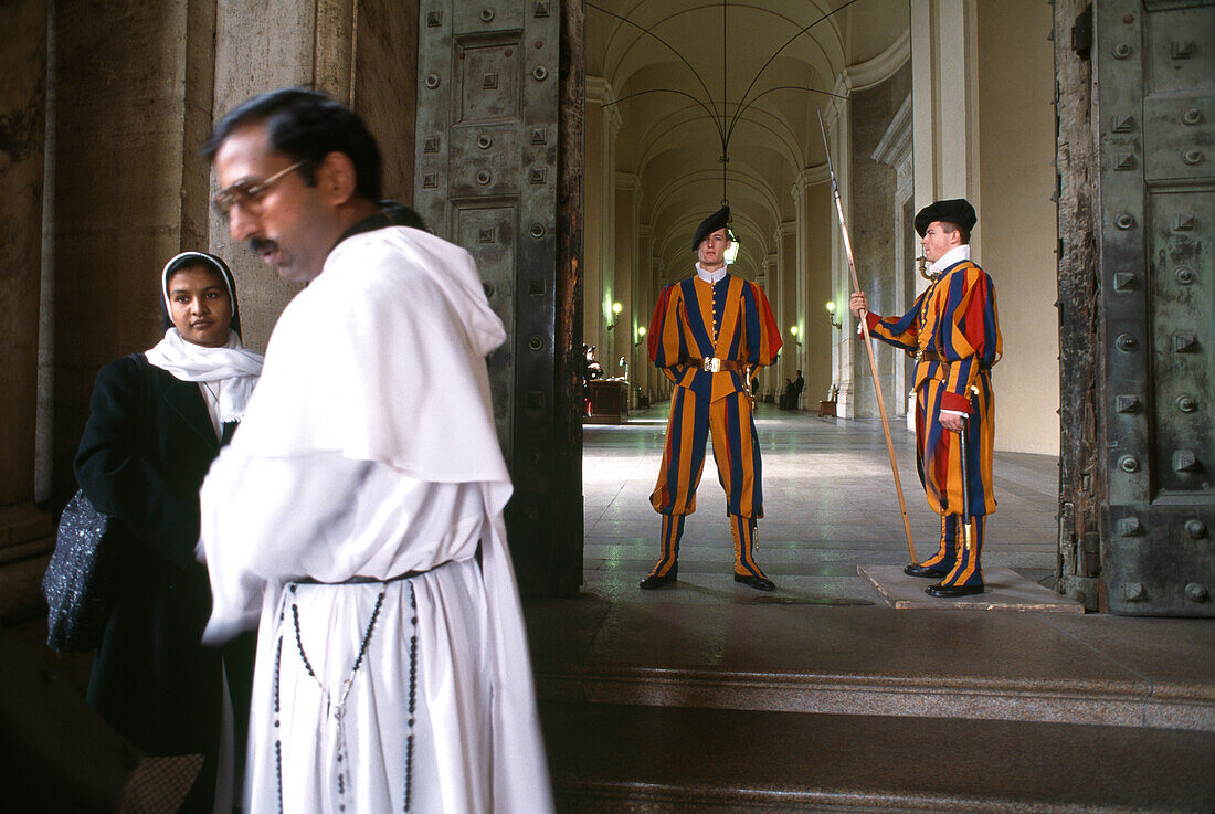 Schweizer Garde, ein Priester und eine Nonne im Vatikan, Rom, Italien