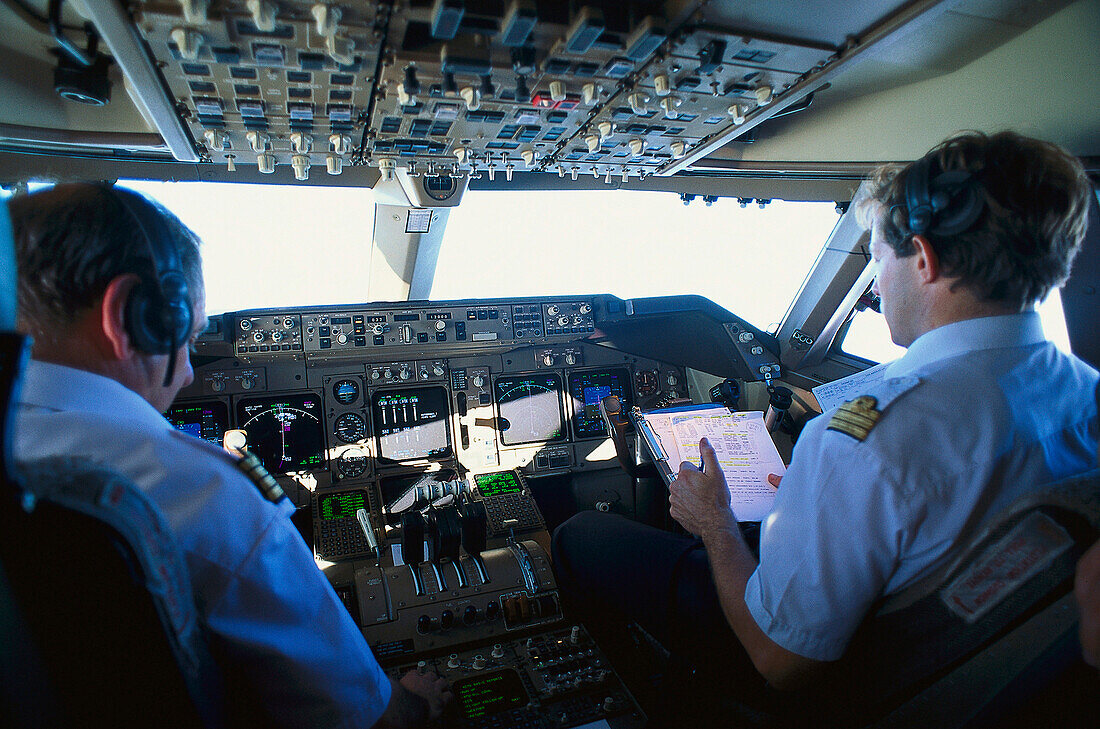Rückansicht von Pilot and Copilot im Cockpit einer Boing 747 der Air France