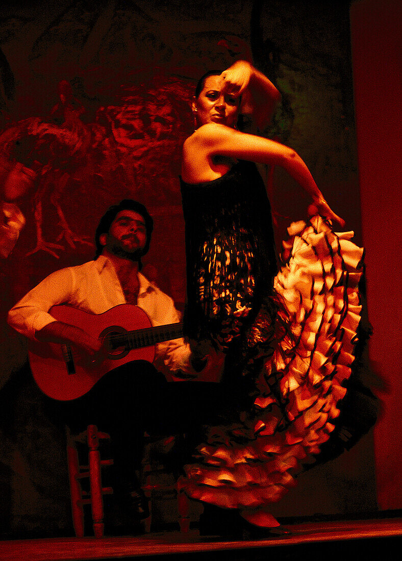 Eine Frau tanzt Flamenco, Los Gallos, Barrio Santa Cruz, Sevilla, Andalusien, Spanien, Europa