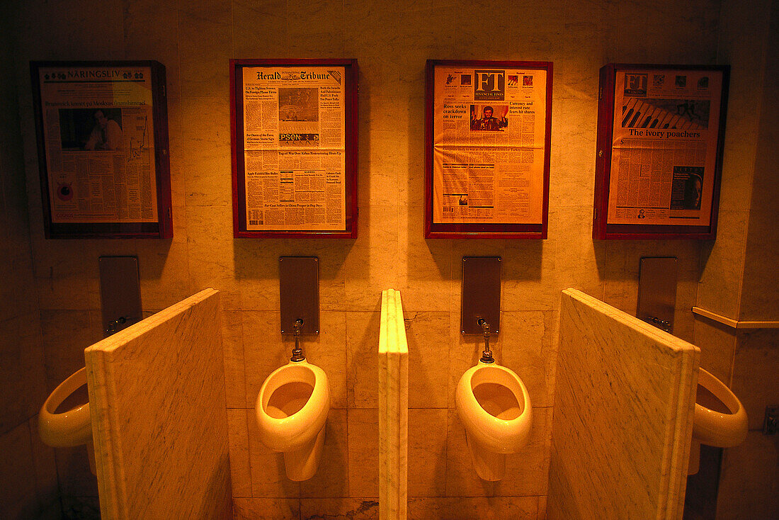 Herrentoilette mit aktuellen Tageszeitungen, Gran Hotel, Blasieholmshamnen Stockholm, Schweden