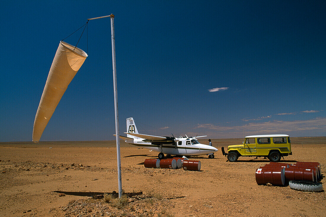 Ein Auto und ein Flugzeug stehen auf einer Landebahn, Innamincke, Südaustralien, Australien