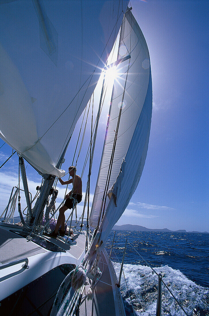 Mann auf einem Segelboot im Sonnenlicht, St. Vincent und die Grenadinen, Karibik, Amerika