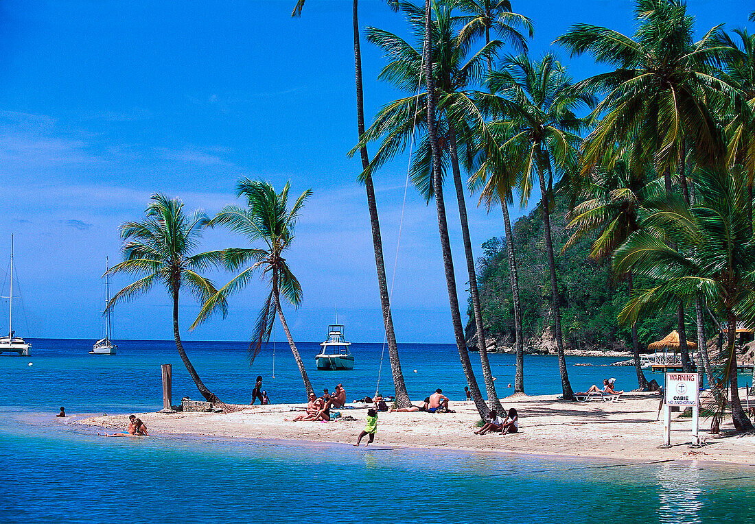 Menschen am Strand im Sonnenlicht, Marigot Bay, St. Lucia, Karibik, Amerika