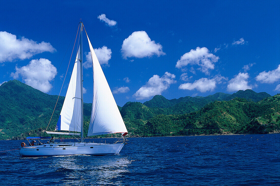 Segelboot vor der Küste von St. Vincent unter blauem Himmel, St. Vincent und die Grenadinen, Karibik, Amerika