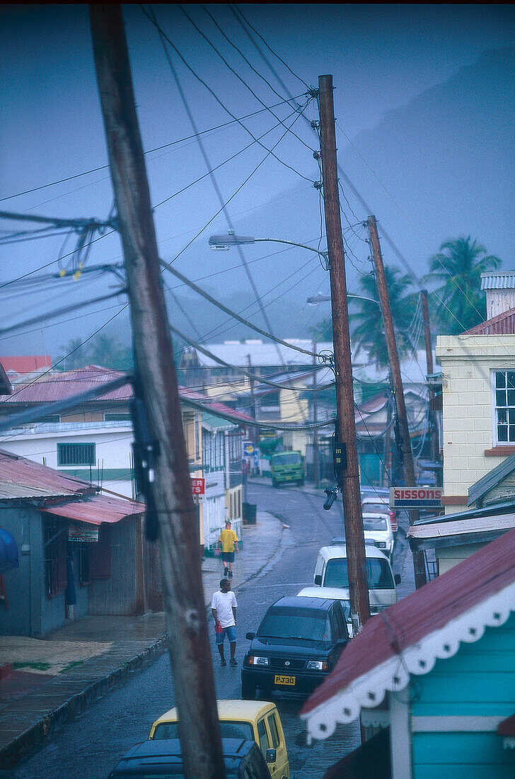 Blick auf die Hauptstrasse des Dorfes Hillsborough bei Regen, Insel Carriacou, Grenada, Karibik, Amerika