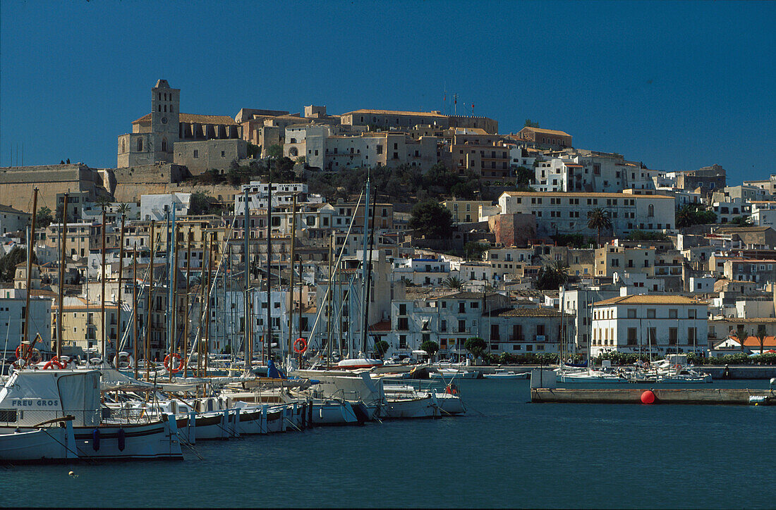 Blick über den Hafen auf Dalt Vila, Altstadt, Ibiza Balearen, Spanien