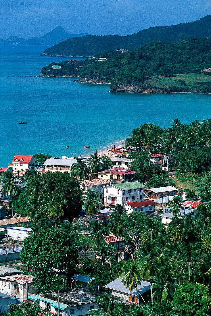 Blick auf das Dorf Hillsborough an der Küste im Sonnenlicht, Insel Carriacou, Grenada, Karibik, Amerika