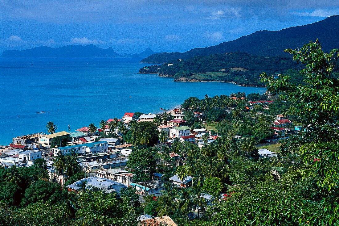 Blick auf das Dorf Hillsborough an der Küste im Sonnenlicht, Insel Carriacou, Grenada, Karibik, Amerika