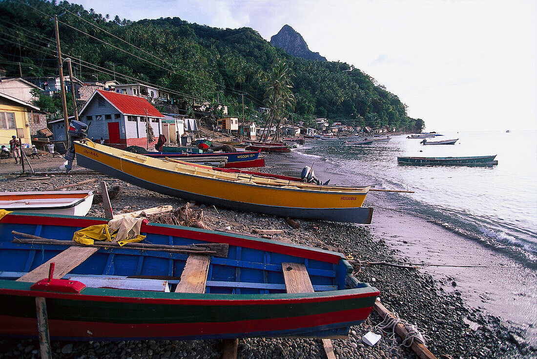 Fischerboote am Strand vor dem Dorf Soufrière, St. Lucia, Karibik, Amerika