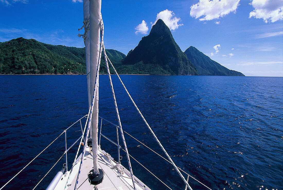 Bug eines Segelboots vor einer Insel mit Vulkan, Deux Pitons, St. Lucia, Karibik, Amerika