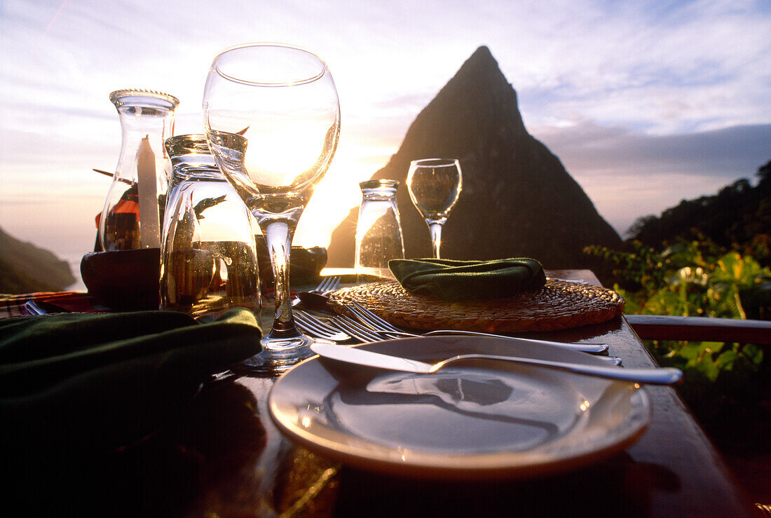 Ein gedeckter Tisch auf der Terrasse des Restaurant Dasheene bei Sonnenuntergang, Soufrière, St. Lucia, Karibik