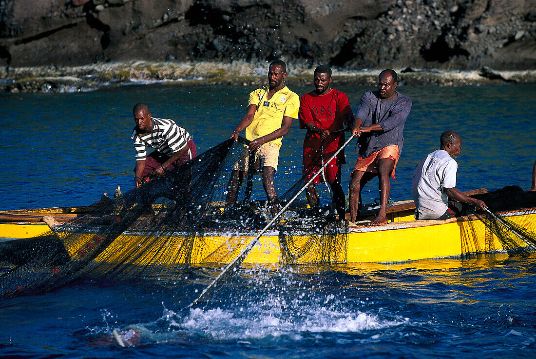 Fischer mit Treibnetz, Byahaut Bay, Westkueste St. Vincent, Grenadinen