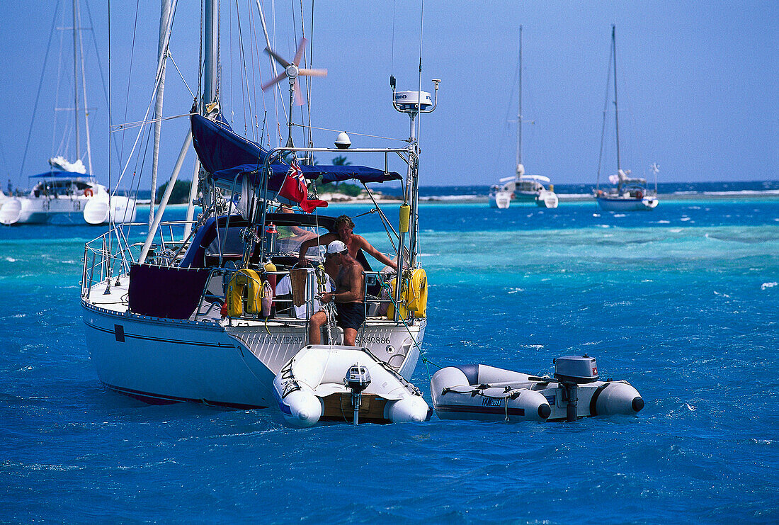 Segelboot am Riff vor Union Island, St. Vincent, Grenadinen